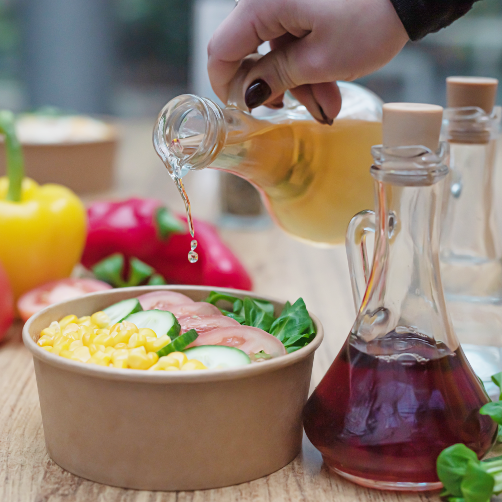 Gyümölcsös üdítők és limonádék kancsóban, frissítő italok