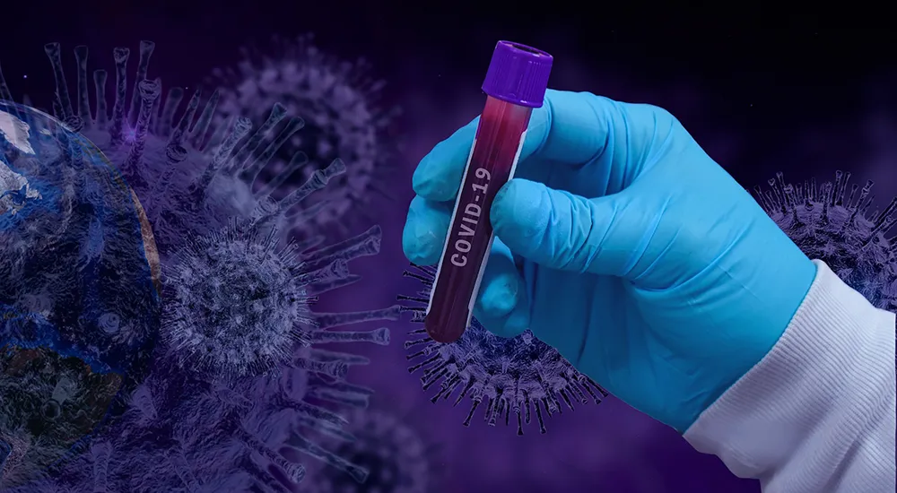 Kék gumikesztyűs kéz mintát vesz laboratóriumi környezetben