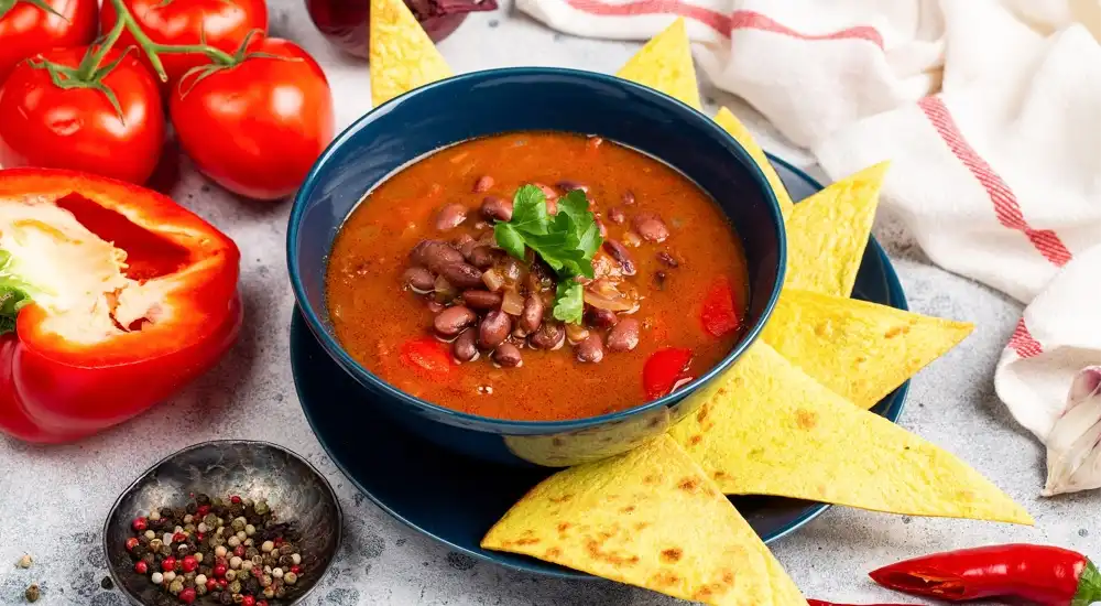 Friss gazpacho leves zöldségekkel és tortilla díszítéssel